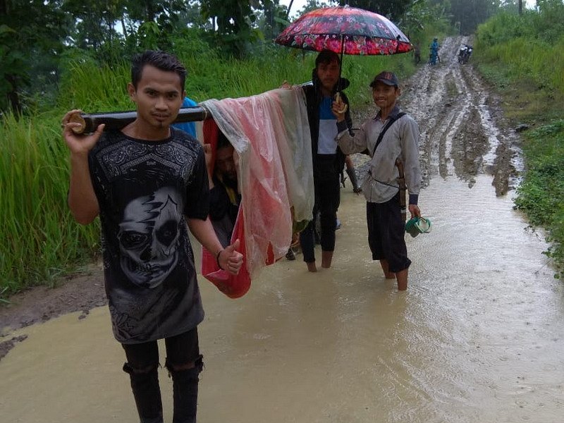 Warga Sakit Kembali Ditandu di Tengah Heboh Bupati Pandeglang Beli Mobil Rp1,9 Miliar