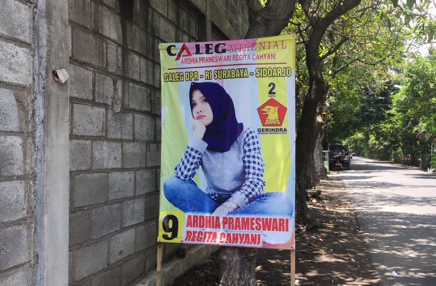 Terlalu Santai, Poster Caleg Cantik ini Disebut Mirip Foto Profil Media Sosial