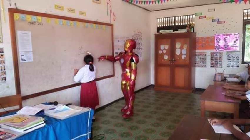 Mengajar Anak SD Pakai Kostum Iron Man, Aksi Guru ini Viral