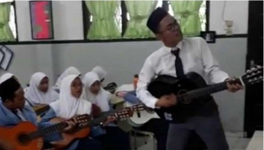 Sempat Viral karena Ajarkan Muridnya Lagu Kodaline, Guru ini Dapat Tiket Konser Gratis Seumur Hidup