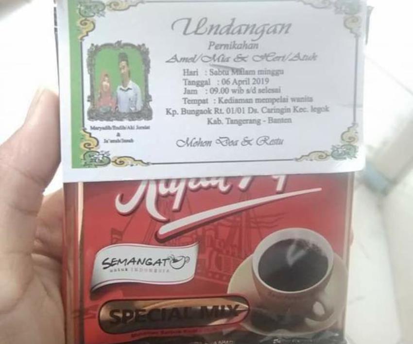 Bukan Pakai Kertas dengan Ukiran Mewah, Undangan Pernikahan Pasangan ini Gunakan Kopi Sachet