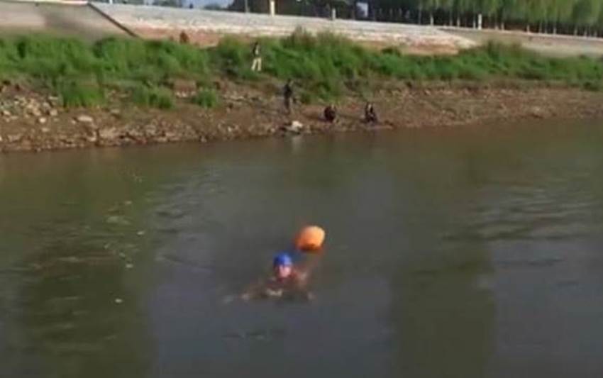 Demi Menghemat Waktu, Pria ini Setiap Hari Berenang Sejauh 2 Km ke Tempat Kerja