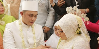 Jodoh Gak Kenal Umur! Beda Usia 15 Tahun, Muzdalifah Resmi Dinikahi Brondong Ganteng!