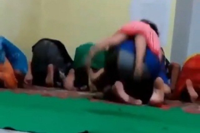 Viral Bocah Terjungkal saat Minta Gendong Ayahnya yang Sedang Salat