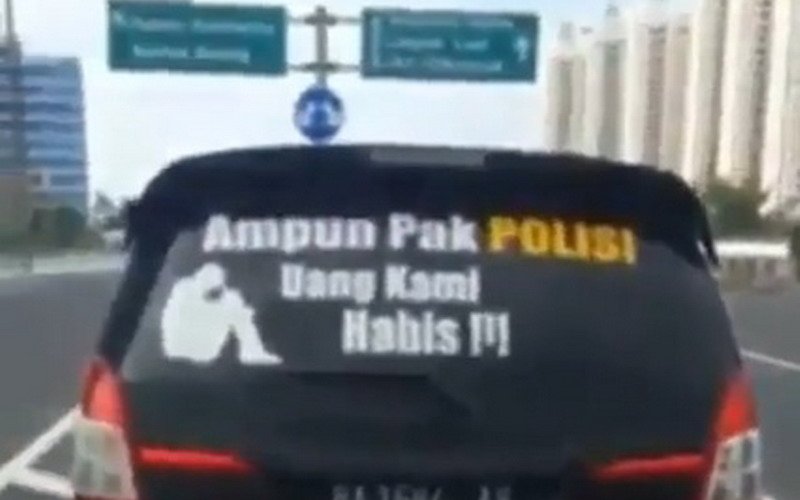 Viral Mobil Bertuliskan "Ampun Pak Polisi Uang Kami Habis"