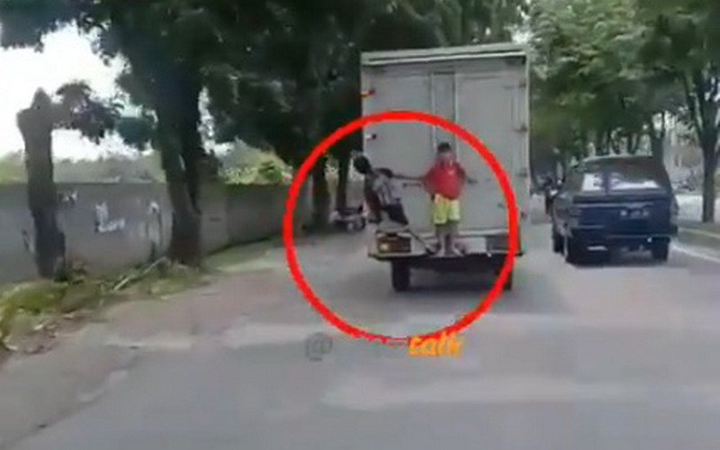 Viral 2 Bocah Minta Tolong Pemotor saat Terbawa Mobil Truk Box