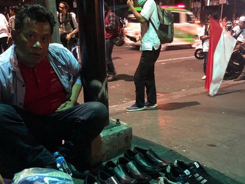 Viral Jurnalis Asal Australia Ditawari Pedagang Sepatu di Tengah Aksi 22 Mei