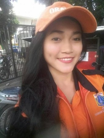 Petugas PPSU Cantik yang Sempat Viral Ditabrak Motor saat Menyapu Jalan