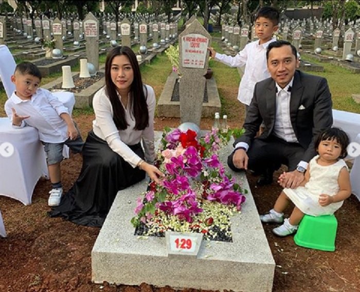 Posting Foto di Makam Ani Yudhoyono, Ibas dan Keluarga Dihujat Netizen