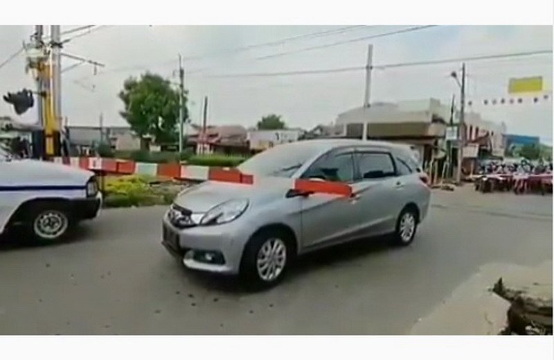 Viral Pemotor Selamatkan Pengendara Mobil di Palang Pintu Kereta Api