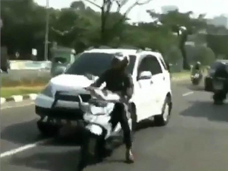 Viral Pemotor Pura-Pura Pingsan Usai Dihadang Polisi