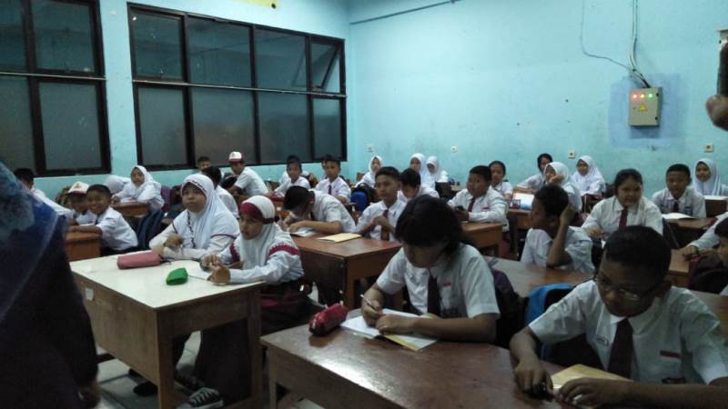 Tingkah Lucu Murid Baru di Hari Pertama Sekolah