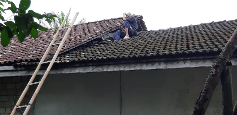 Kakek Slamet Kembali Bikin Heboh, Habis Terjun ke Sumur Kini Nangkring di Atap Rumah