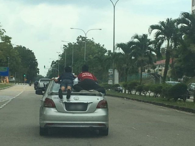 2 Bocah Malaysia Bergelantung di Belakang Mobil Viral, Seorang Bapak Ditangkap