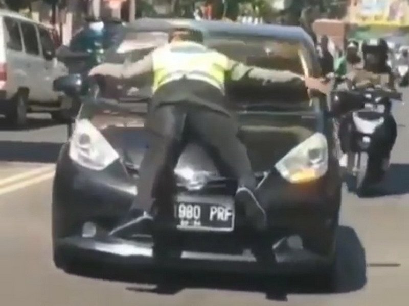 Viral Polisi Rela Ditabrak demi Hentikan Pengemudi