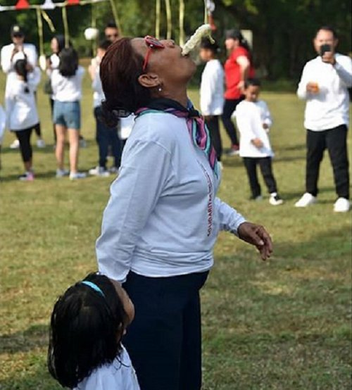 Menteri Susi Juara Makan Kerupuk, Netizen 'Curiga' Itu Rasa Ikan