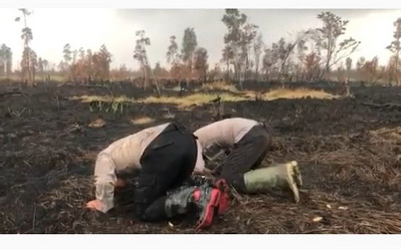 Viral 2 Polisi Sujud di Lahan Bekas Kebakaran Usai Turun Hujan