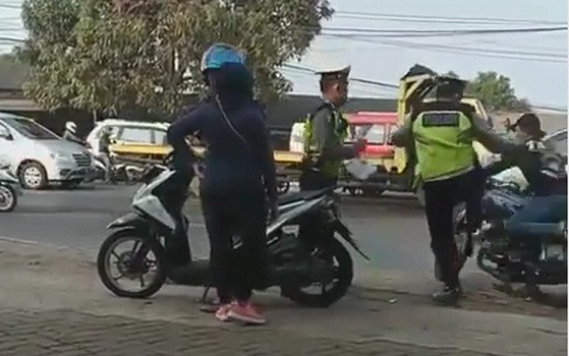 Viral Polisi Tendang Pemotor hingga Jatuh