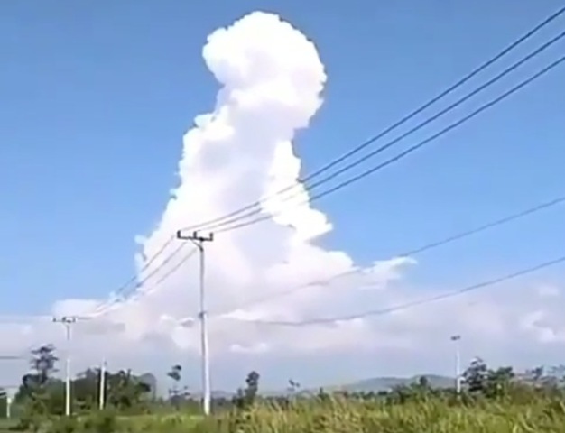 Viral Awan Berbentuk Orang Duduk Tasyahud dalam Salat