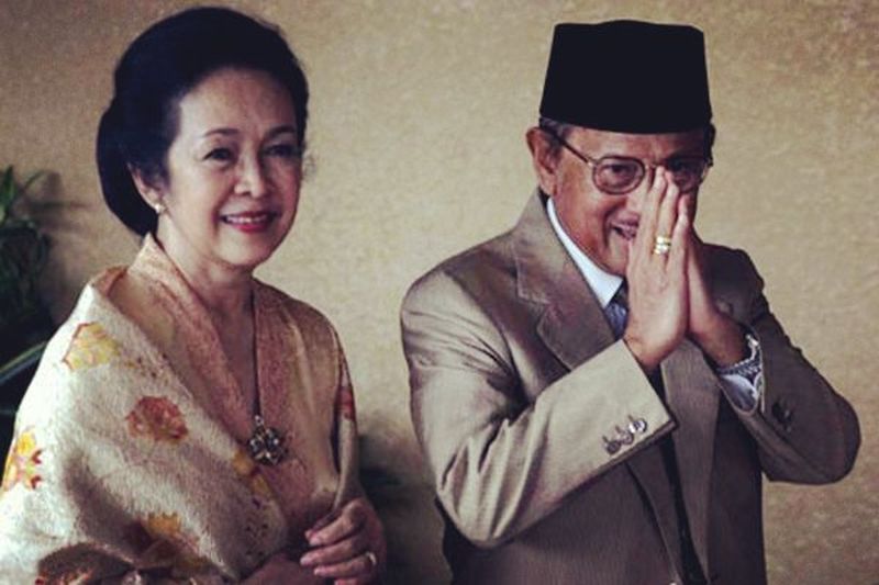 BJ Habibie Meninggal, Beredar Meme-Meme Bertemu Ainun yang Bikin Baper!