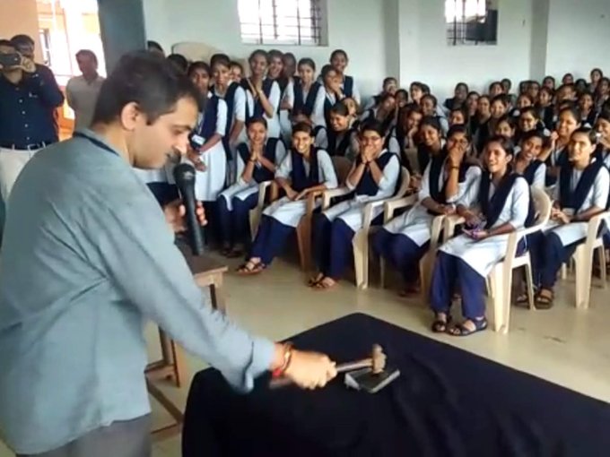 Video Kepsek India Hancurkan Ponsel Siswa jadi Viral, Ini Reaksi Warganet