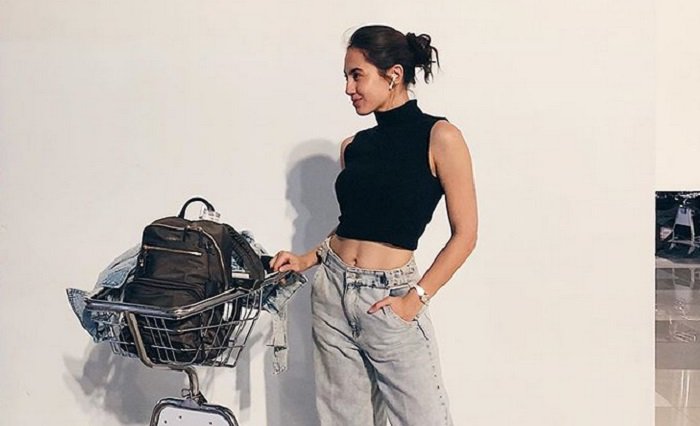 Pamer Perut Berotot, Airport Style ala Pevita Pearce Bikin Kagum Netizen