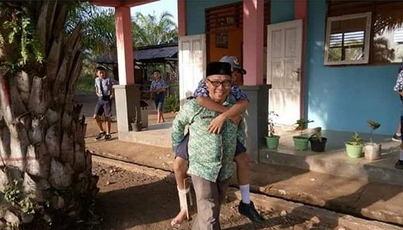 Viral Guru Rela Gendong Muridnya ke Sekolah