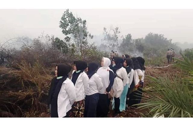 Viral Kelompok Emak-emak Berfoto Ria di Lokasi Kebakaran Lahan