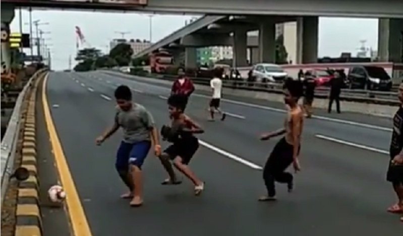 Bocah Main Bola di Jalan Tol, Aksinya Viral di Medsos