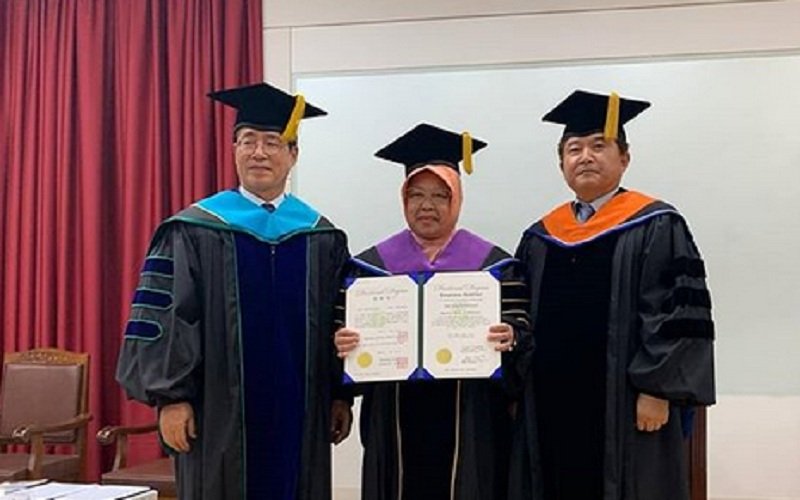 Wali Kota Risma Raih Gelar Doktor Honoris Causa, Netizen: The Best MakQ