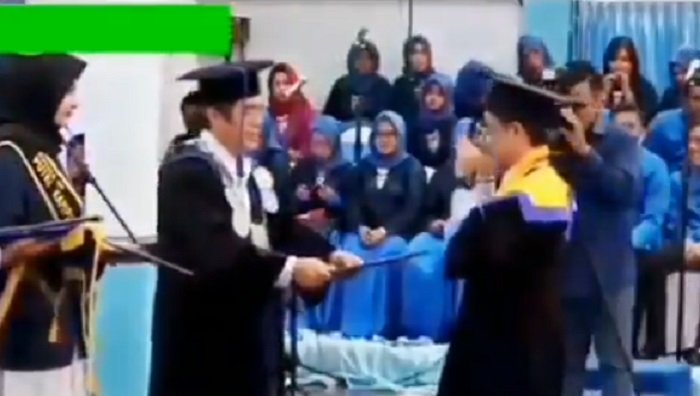 Viral Pemuda Goyang Entah Apa yang Merasukimu saat Wisuda