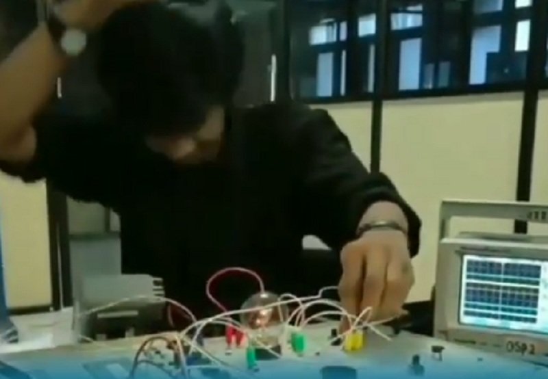 Kerjakan Tugas Kuliah, Mahasiswa Elektro Bergaya DJ Ini Jadi Viral