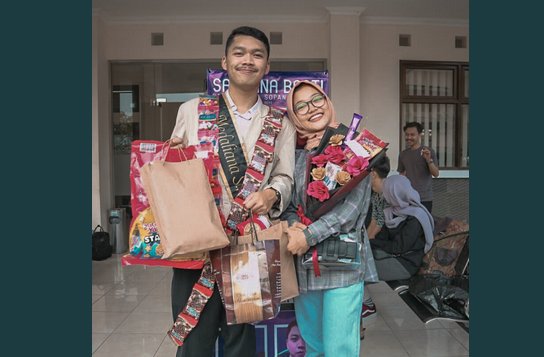 Kisah Haru Wisudawan Ditinggal Kekasihnya yang Wafat Jadi Viral