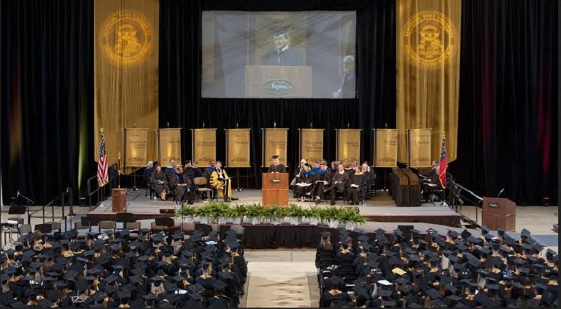 Viral di Medsos Prank Mahasiswa Meninggal di Atas Panggung Wisuda, Bikin Netizen Panik!