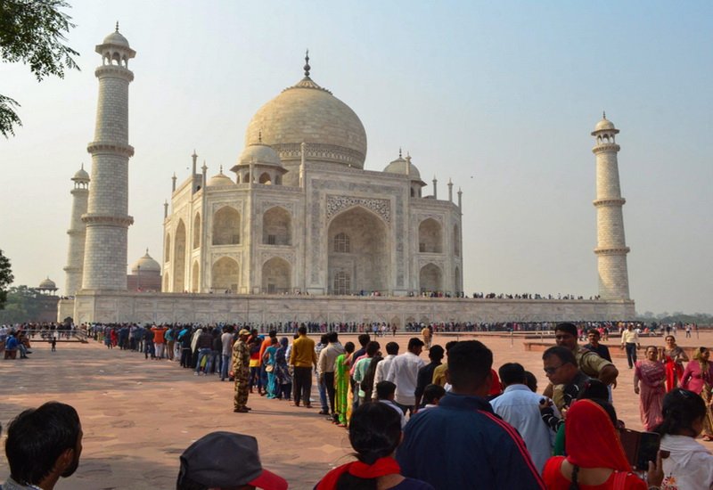 Penampakan Ular Piton Bikin Heboh Taj Mahal