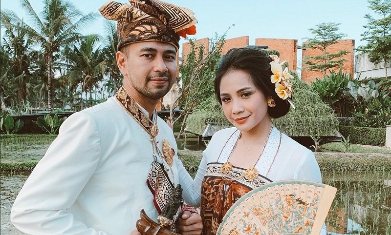 Raffi Ahmad dan Nagita Slavina Tampil Apik dengan Baju Adat Bali, Netizen: Kayak Raja dan Ratu