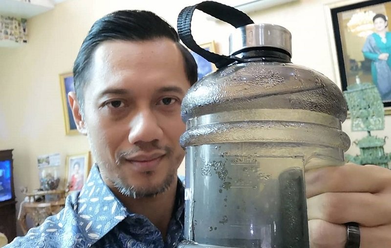 Heboh Agus Yudhoyono Minum Air Langsung dari Galon, Bikin Netizen Gagal Fokus!