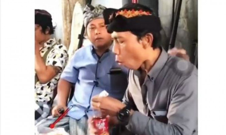 Viral Ekspresi Kocak dan Tidak Santai Bapak-Bapak Saat Makan Makanan Panas