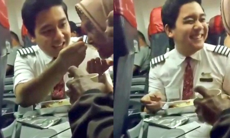 Viral Video Pramugara Ganteng Bantu Penumpang Lansia Makan