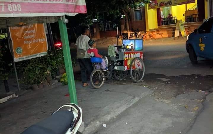 Viral Pendagang Cilok Ajak Anaknya Jualan Bikin Haru Warganet