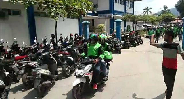 Heboh Puluhan Ojol Merangsek Bawa Jenazah Bayi dari RS Padang