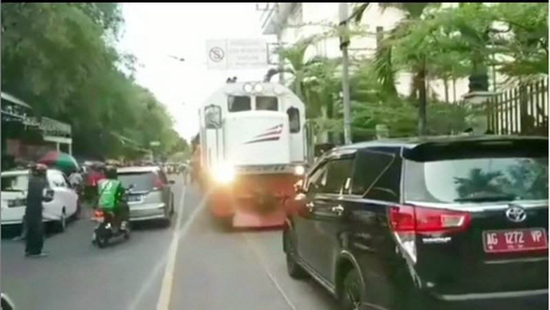 Viral Mobil Plat Merah Parkir Sembarangan Halangi Jalur Kereta Api