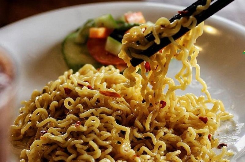 Ketika New Yorker Ketagihan Makan Indomie Goreng, Netizen: Makanan Dewa!