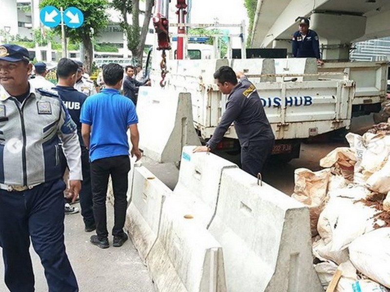 Viral Pemotor Geser Beton Pembatas Jalan Langsung Direspons Petugas