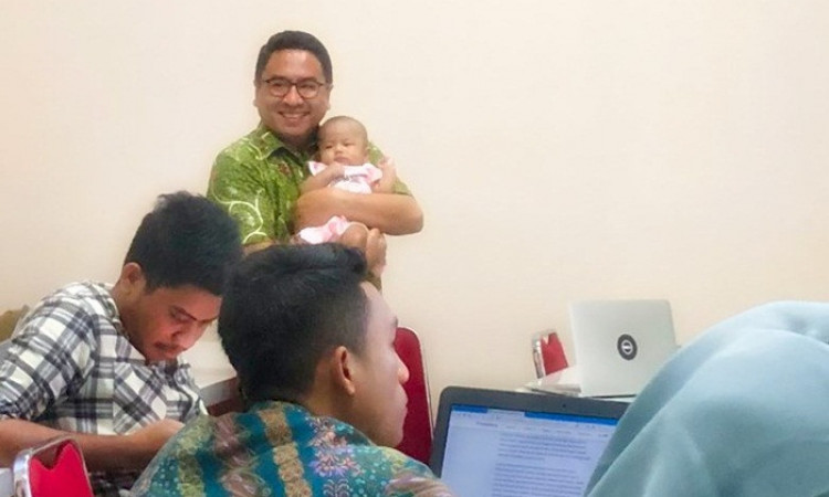 Viral Kisah Dosen UGM yang Mengajar Sambil Jaga Bayi Mahasiswinya