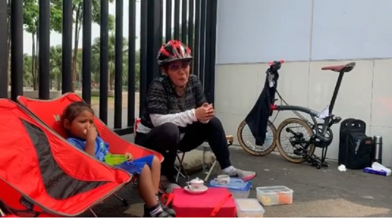 Susi Pudjiastuti Sepedaan Bareng Cucu, Netizen: Tag Gubernur DKI Dong