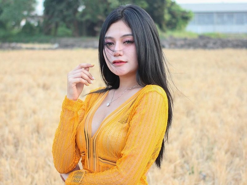 Intip Gaya Icha Kharoline, Cewek Seksi yang Viral Mandi Keramas di Atas Motor