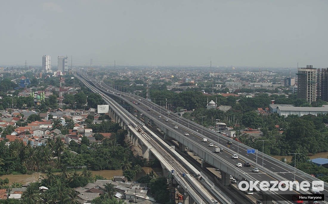 Viral, Pengendara Ini Nekat Buang Air di Tol Layang Japek