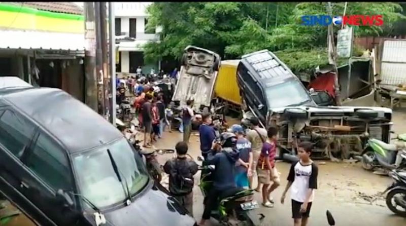 Viral Video Mobil Terbalik dan Bertumpuk-tumpuk Usai Banjir Surut