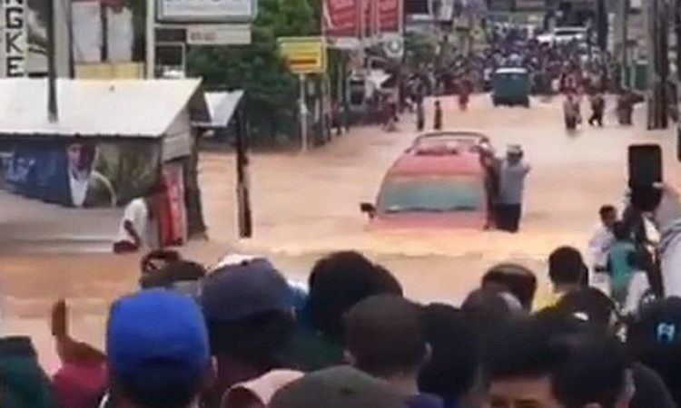 Viral Angkot Terobos Banjir Bekasi yang Disambut Tepuk Tangan Warga